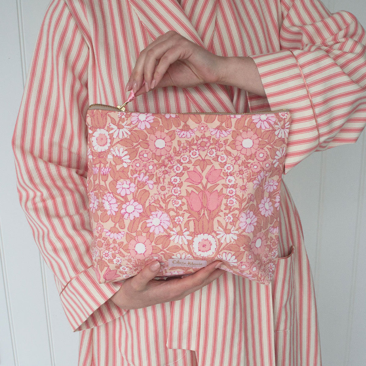 cosmos-pochette-1970s-pink-floral-olivia-morris-at-home